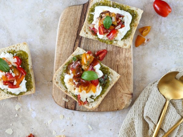 Bruschetta mit Burrata und Pesto