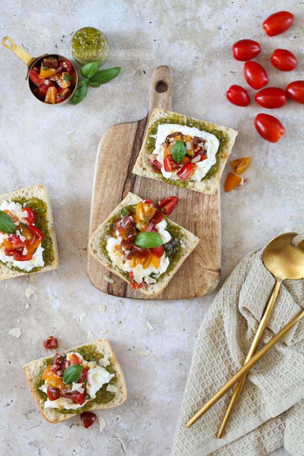 Bruschetta mit Burrata und Pesto